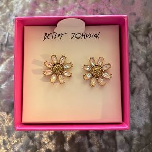 Betsey Johnson daisy flower earrings
